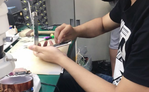 手机维修店加盟有哪些?智能时代必修行业