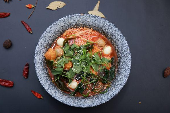 如何加盟麻辣烫店？了解条件和要求，决定普通人能否加盟