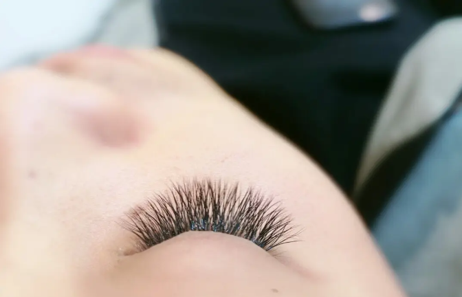 美甲美睫培训学校加盟费多少?如何评估一家美甲美睫培训学校的加盟费用？